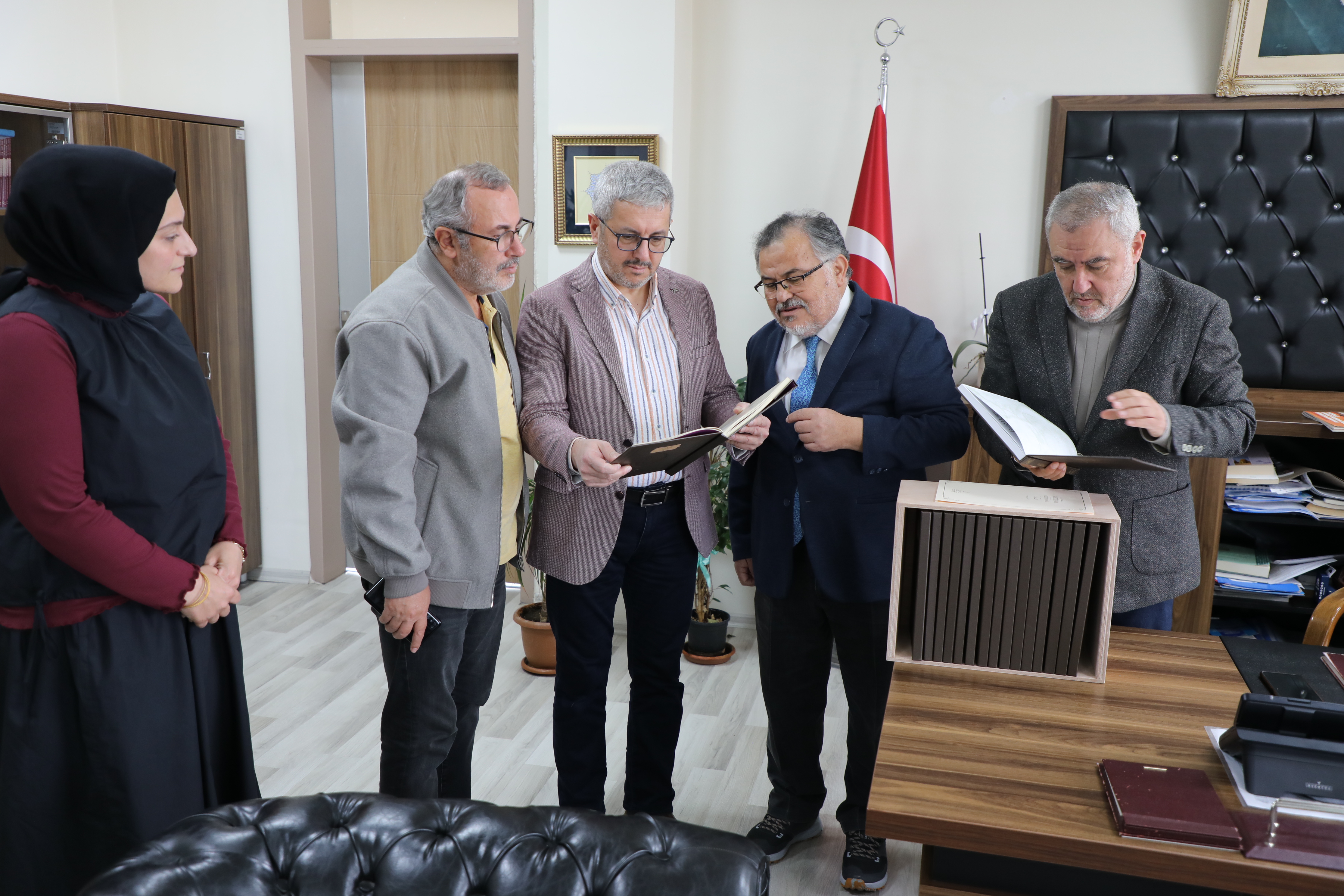 İsmail Hakkı Bursevî’nin Rûhu’l-Beyân Tefsirinin Tıpkıbasımı Fakültemiz Kütüphanesine Hediye Edildi